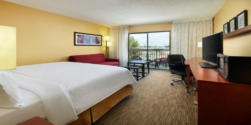 Standard King Room with Balcony image 3