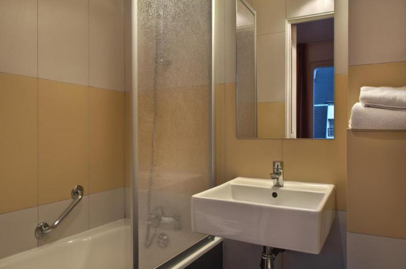 Twin Room image 2