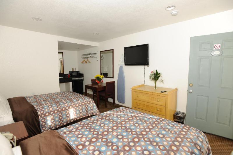 Double Room with Two Double Beds image 2