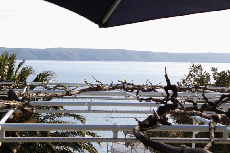 One-Bedroom Apartment with Terrace and Sea View image 3