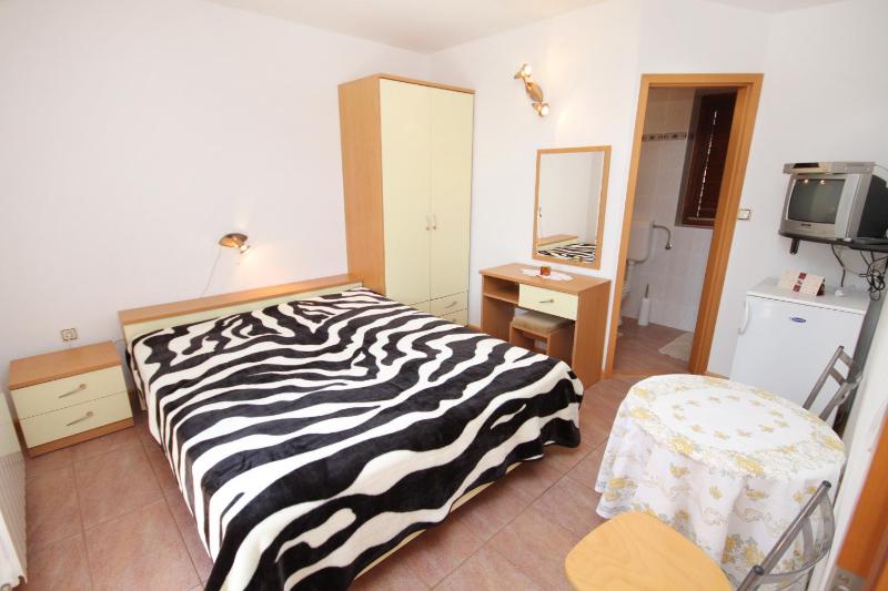 Double Room with Terrace and Sea View   image 3