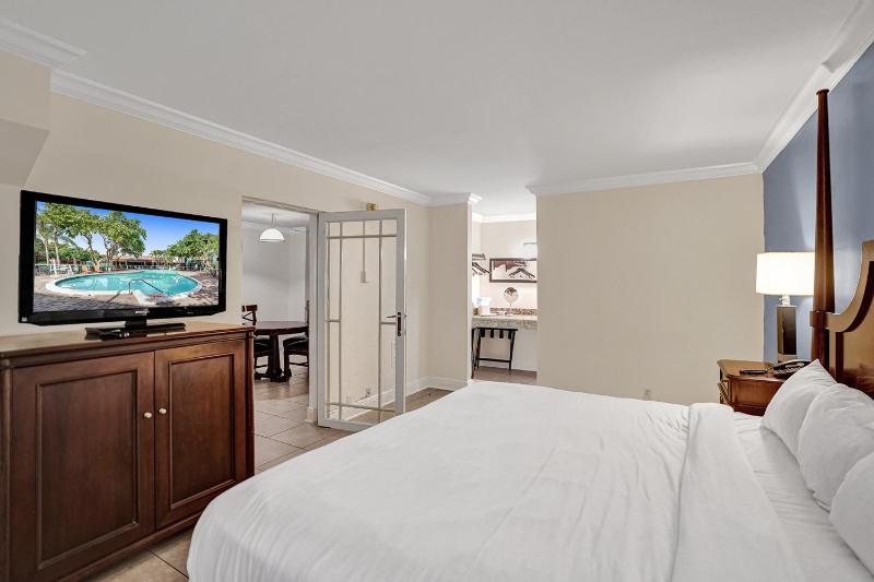 Traditional Suite King Bed Poolside