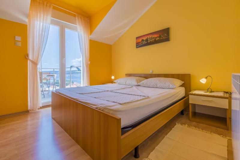 One-Bedroom Apartment with Terrace and Sea View image 1