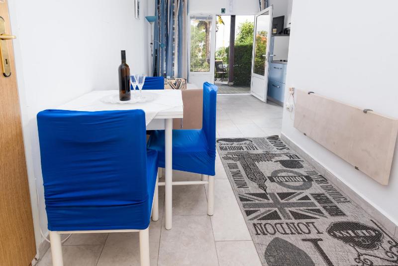 One-Bedroom Apartment with Terrace and Sea View image 4