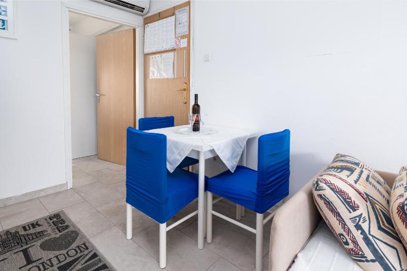 One-Bedroom Apartment with Terrace and Sea View image 3