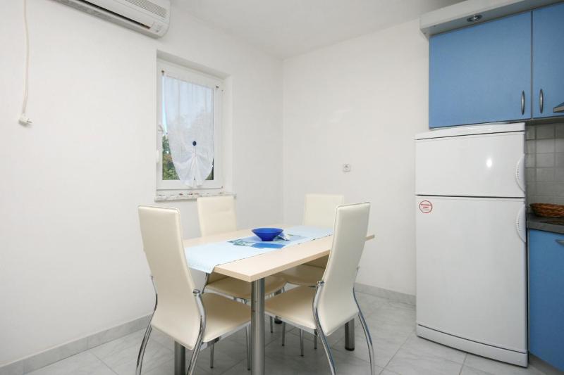 Apartment Pinezici 5464d - image 9