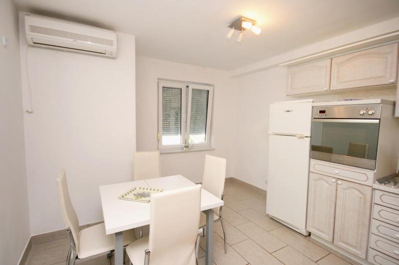 Apartment Pinezici 5464b - image 10