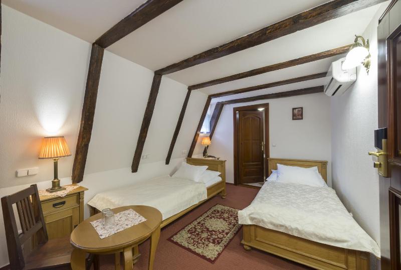 Small Twin Room image 2