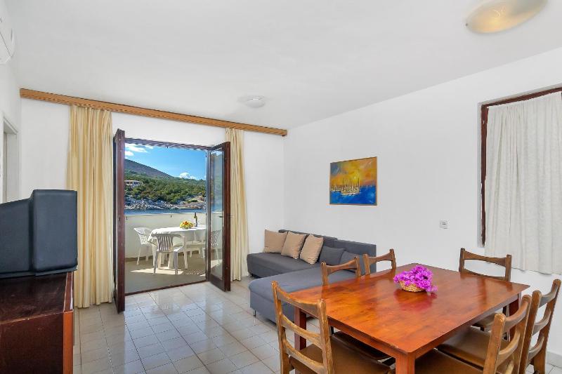 Three-Bedroom Apartment with Terrace and Sea View image 1