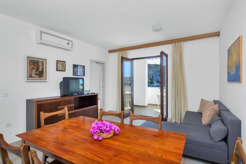 Three-Bedroom Apartment with Terrace and Sea View image 3