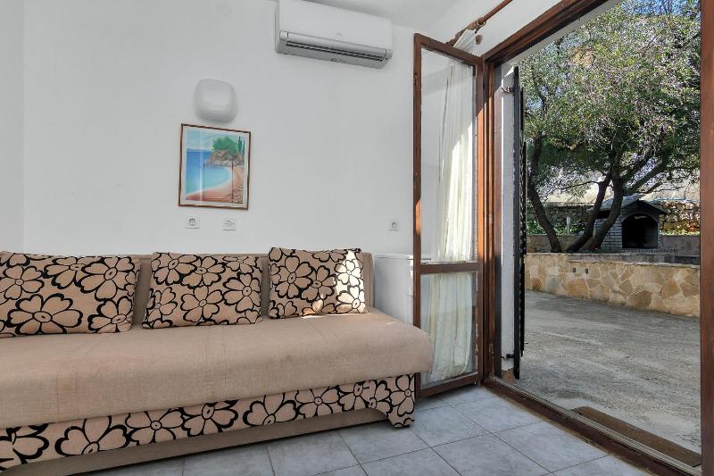 One-Bedroom Apartment with Terrace and Sea View image 3
