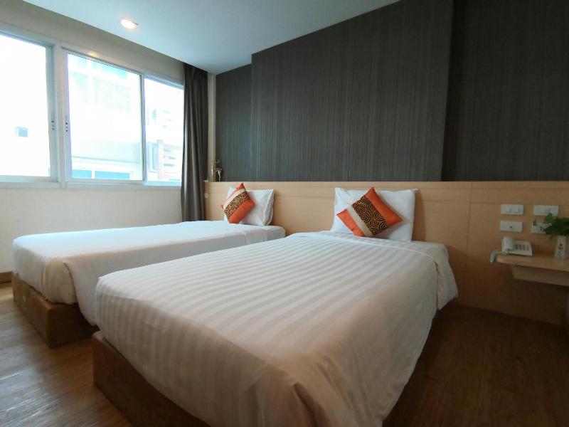 Superior Twin Room with City View image 3