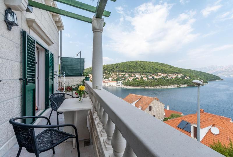 One-Bedroom Apartment with Balcony and Sea View image 4