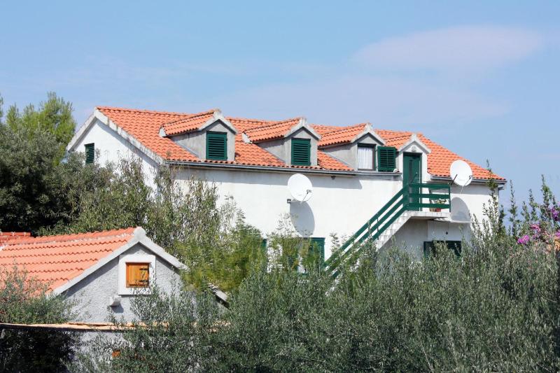 Apartments by the sea Mirca Brac - 5655 - image 1
