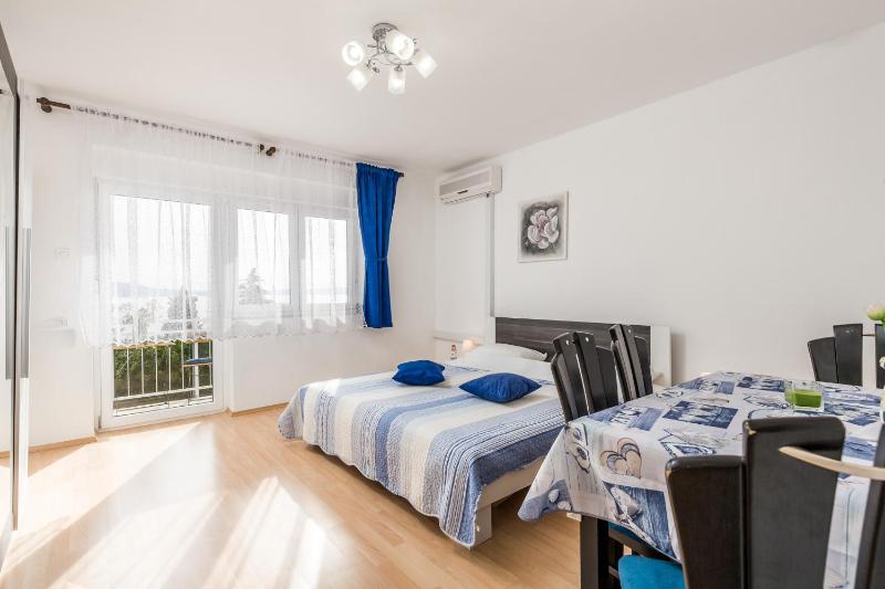 One-Bedroom Apartment with Balcony and Sea View image 1