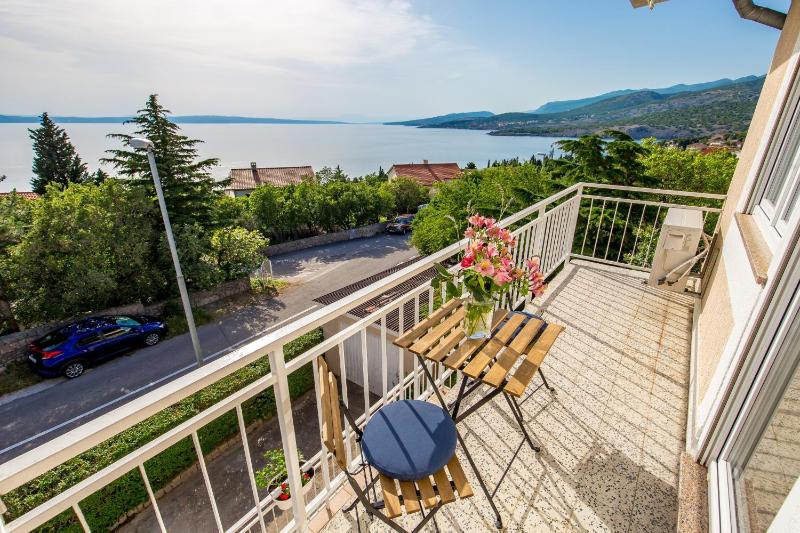 One-Bedroom Apartment with Balcony and Sea View image 4