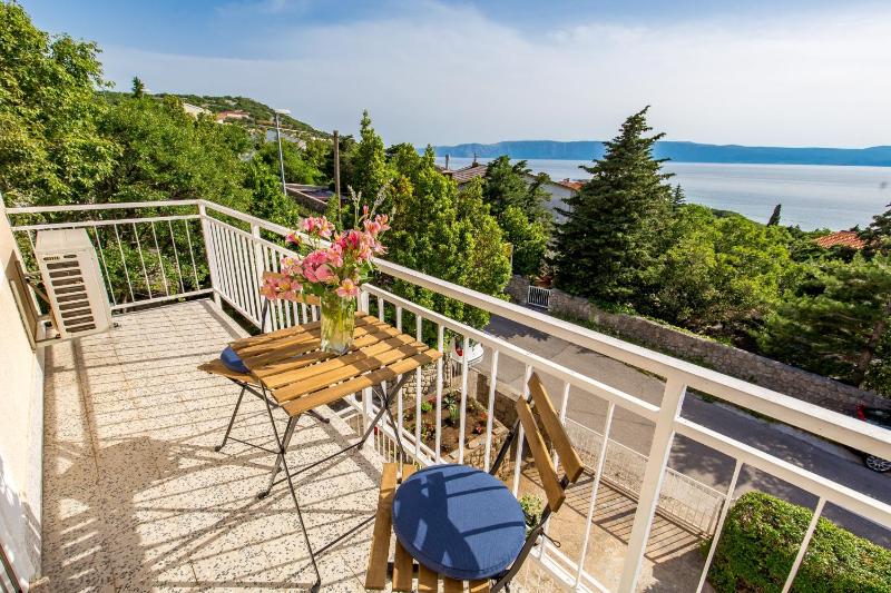 One-Bedroom Apartment with Balcony and Sea View image 4