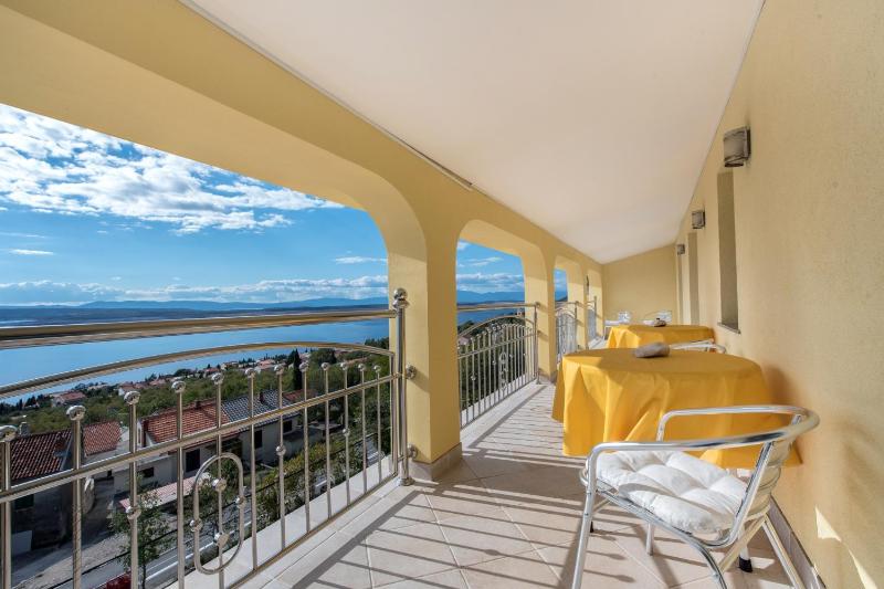 Three-Bedroom Apartment with Terrace and Sea View image 3