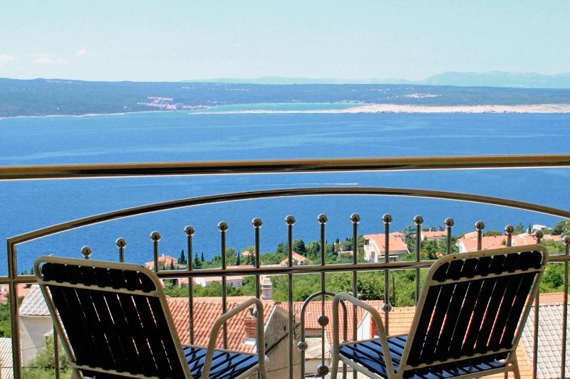 Three-Bedroom Apartment with Terrace and Sea View image 2
