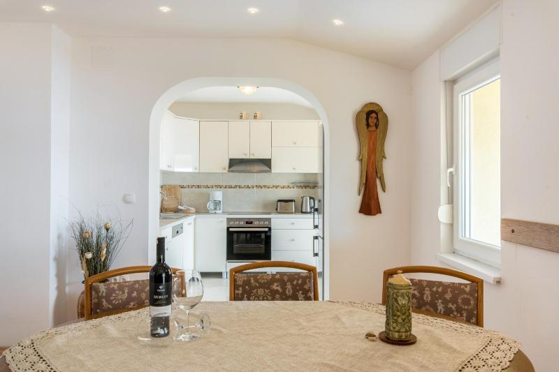 Three-Bedroom Apartment with Terrace and Sea View image 4
