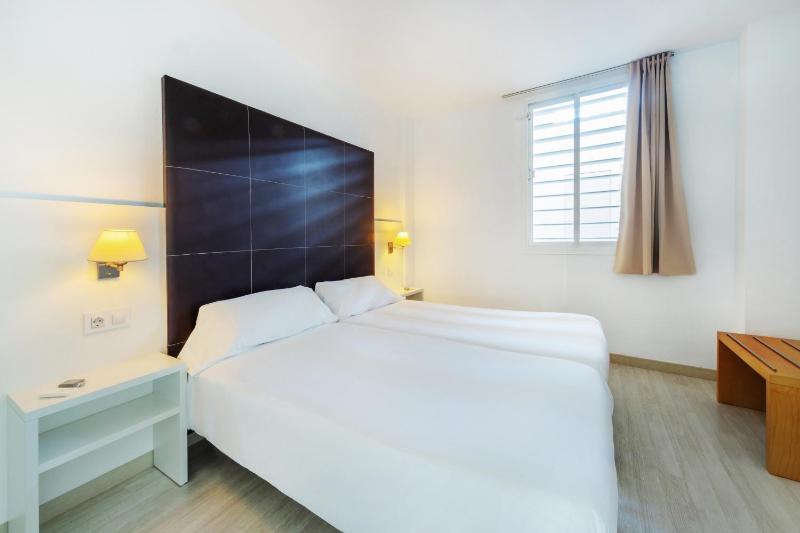 One-Bedroom Apartment (3 Adults + 1 Child) image 3