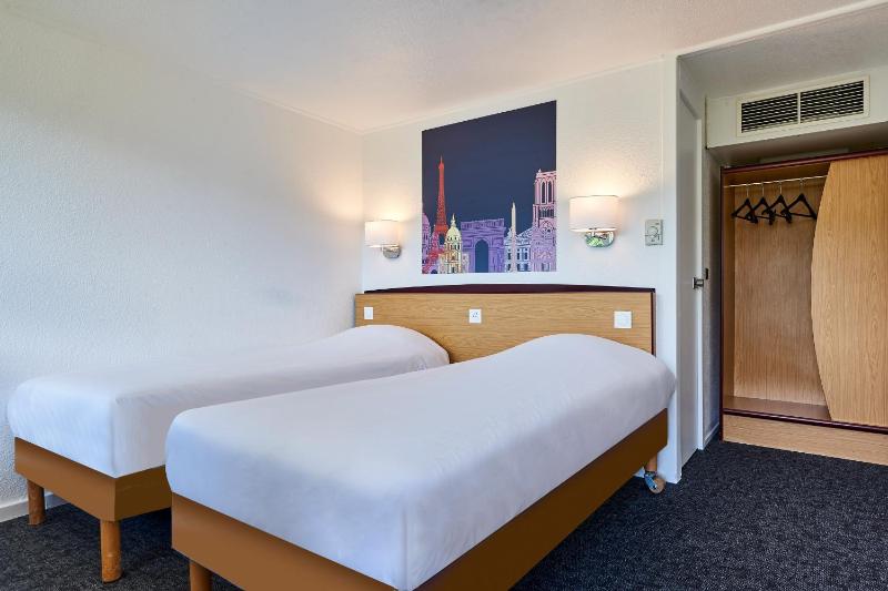 Twin Room image 4