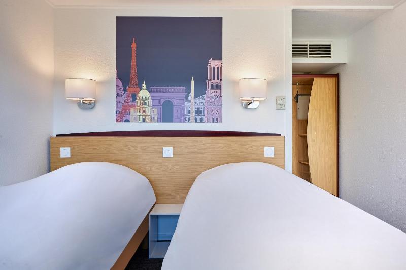 Twin Room image 3