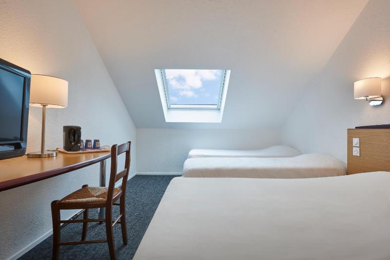 Triple Room (1 Double Bed + 1 Single Bed) image 3