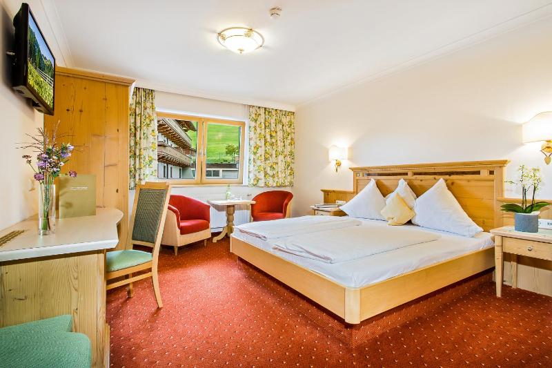 Classic Double Room image 4