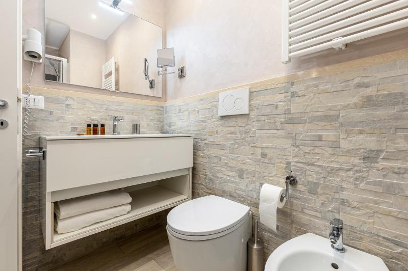 Standard Double Room- Via della Frezza image 2