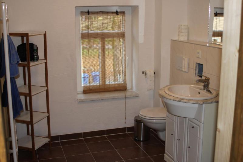 Single Room with Bathroom image 2