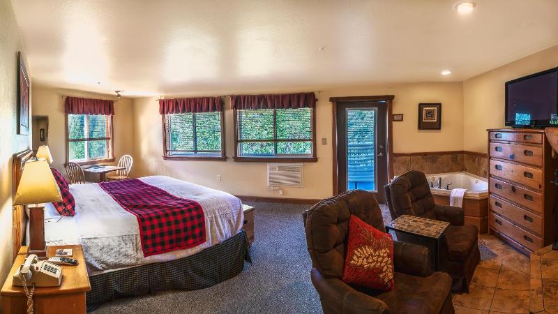 Deluxe King Suite with Sofa Bed image 2