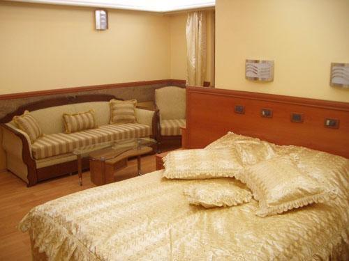 De Luxe Room 2 with Balcony image 2