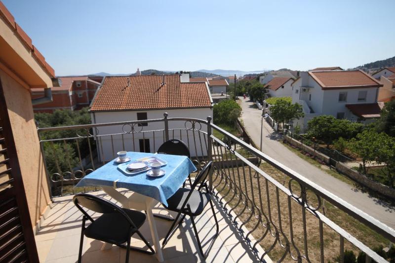 One-Bedroom Apartment with Terrace and Sea View image 4
