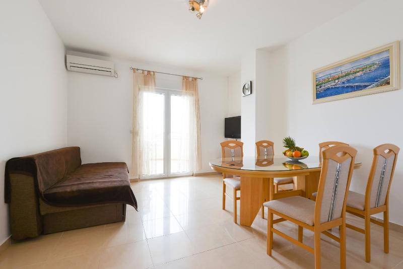 One-Bedroom Apartment with Terrace and Sea View image 1