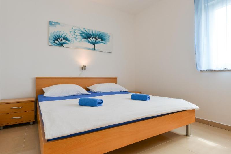 One-Bedroom Apartment with Terrace and Sea View image 3