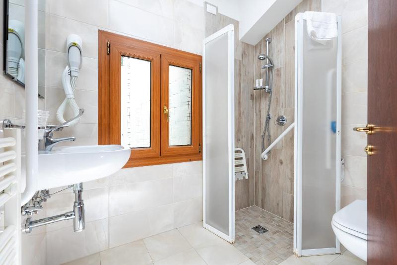 Classic Triple Room image 2