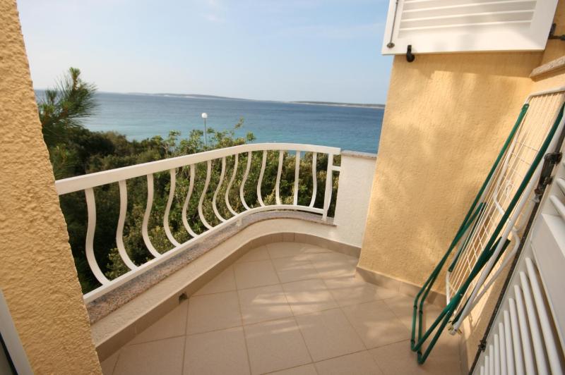Apartments by the sea Mandre Pag - 6386 - image 9