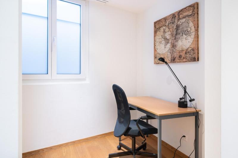 Standard Three-Bedroom Apartment with Lake View image 4