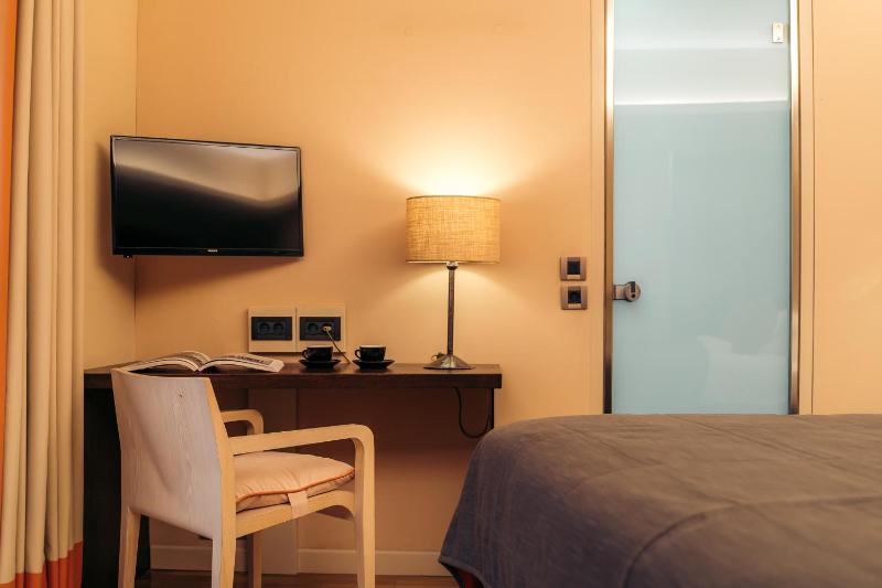 Double or Twin Room image 4