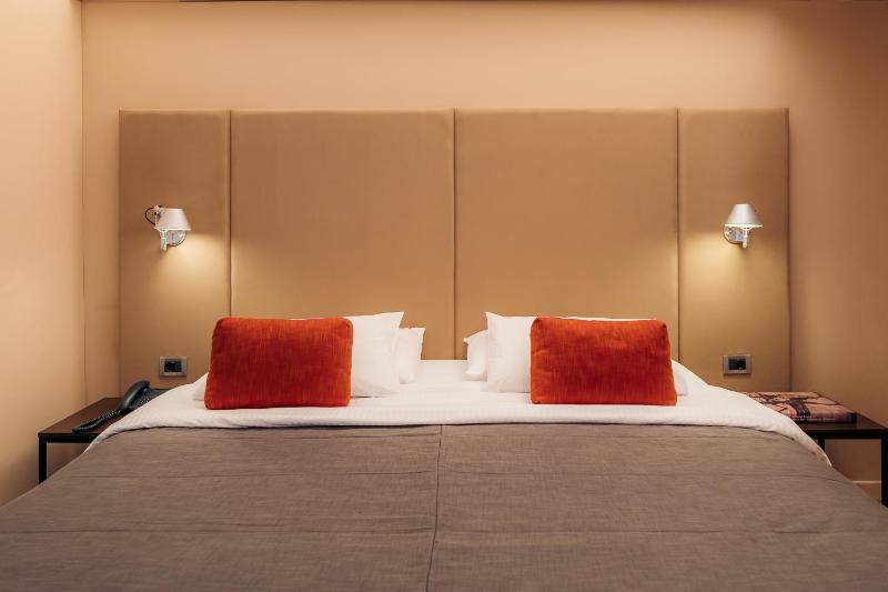 Double or Twin Room image 4