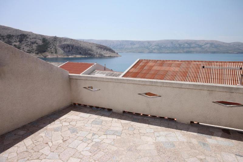 One-Bedroom Apartment with Terrace and Sea View image 4