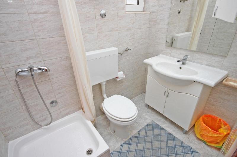 One-Bedroom Apartment with Terrace and Sea View image 4