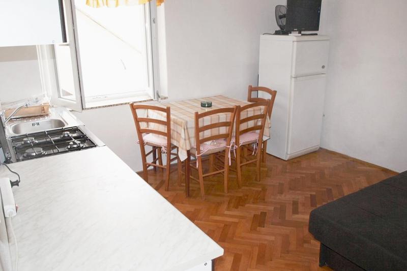 One-Bedroom Apartment image 2