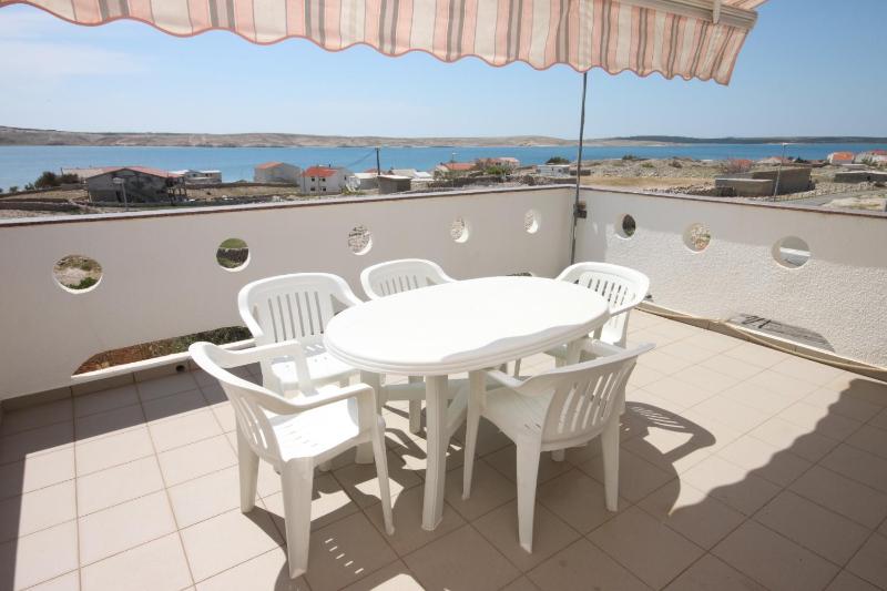 One-Bedroom Apartment with Terrace and Sea View image 4