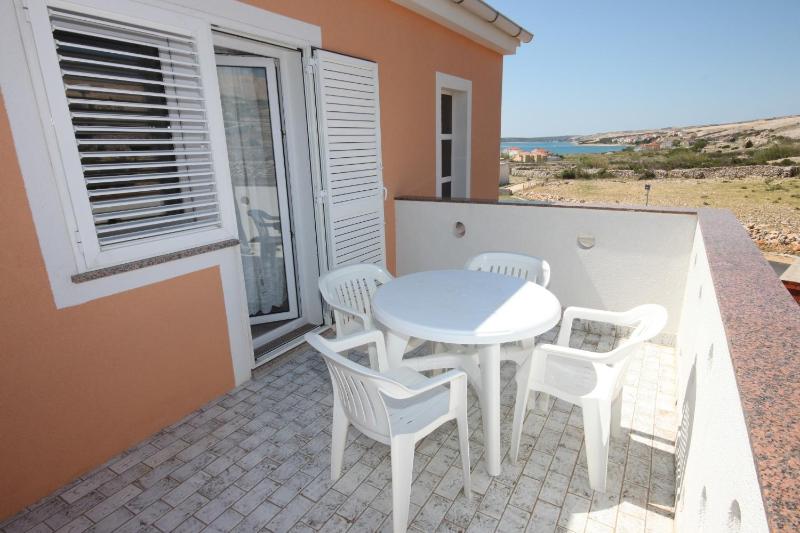 One-Bedroom Apartment with Terrace and Sea View image 4