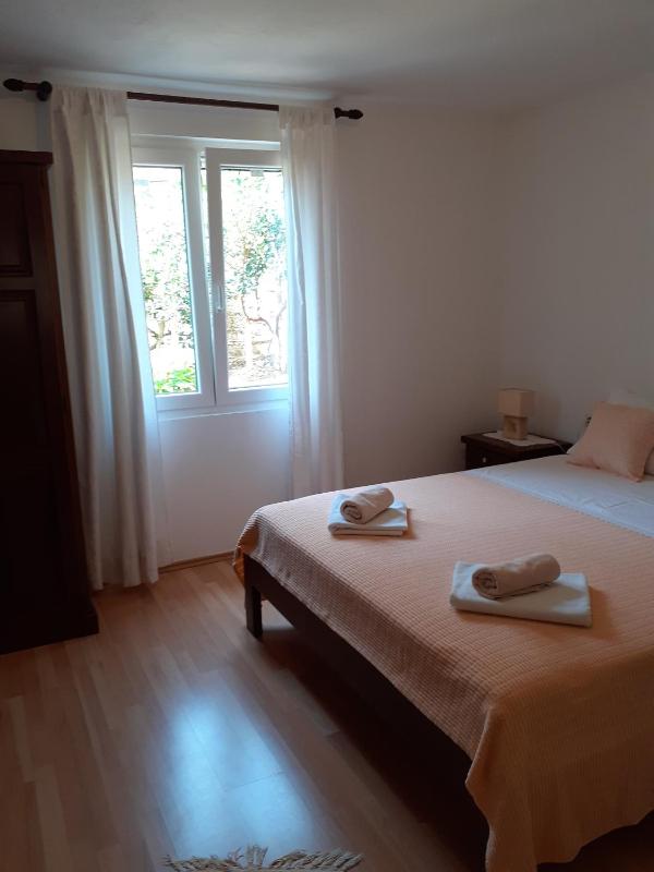 One-Bedroom Apartment with Terrace and Sea View image 4