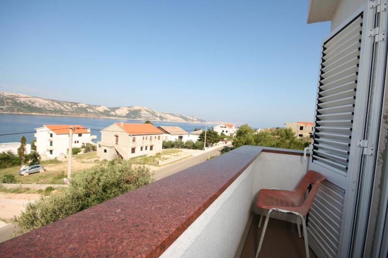 One-Bedroom Apartment with Balcony and Sea View image 4
