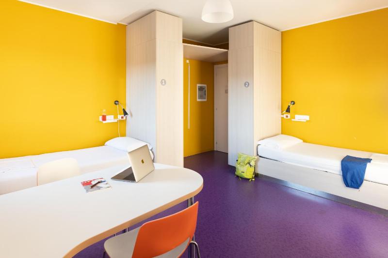 Twin Room image 4