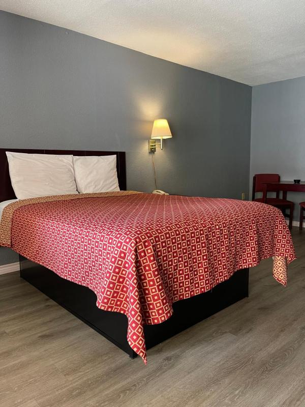 Queen Room image 2